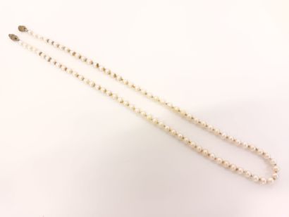 Collier composé d'un rang de perles de culture...