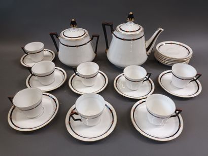 Service en porcelaine blanche, à décor de...