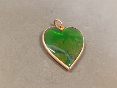 Pendentif en forme de coeur en verre contenant...