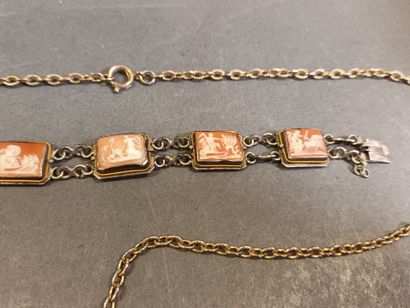 Bracelet à monture en argent et camées coquille...