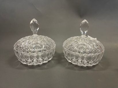Paire de bonbonières en verre moulé, coupe...
