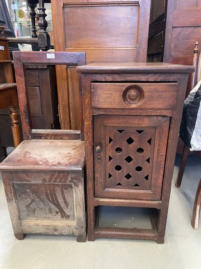 Petit meuble à hauteur d'appui ouvrant par...