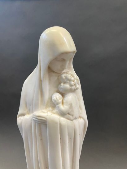 Vierge en plâtre patiné blanc et socle en...