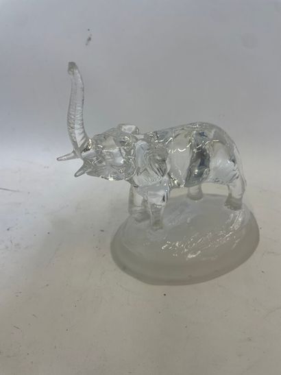 Sujet en verre moulé 
Elephant à la trompe...