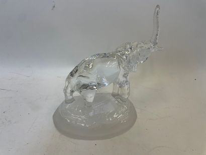 Sujet en verre moulé 
Elephant à la trompe...