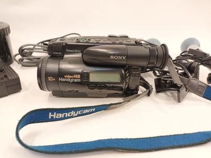 Un lot de matériel de vidéaste, comprenant...