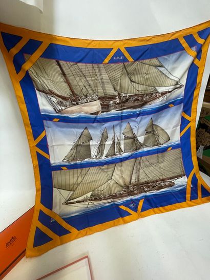 HERMÈS PARIS
Carré en twill de soie 