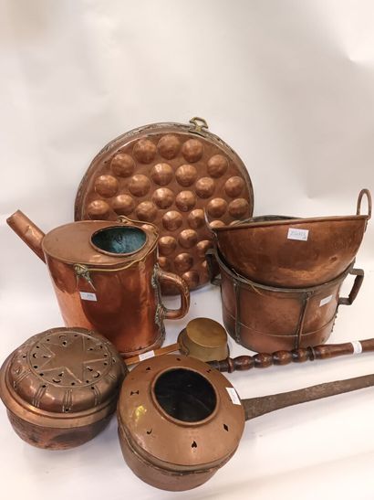 Un lot d'objets en cuivre dont une bassine...