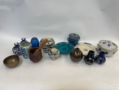 Lot de bibelots diver dont pots couverts,...