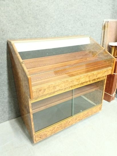 Meuble-vitrine pour le rangement des stylos-plume

100...