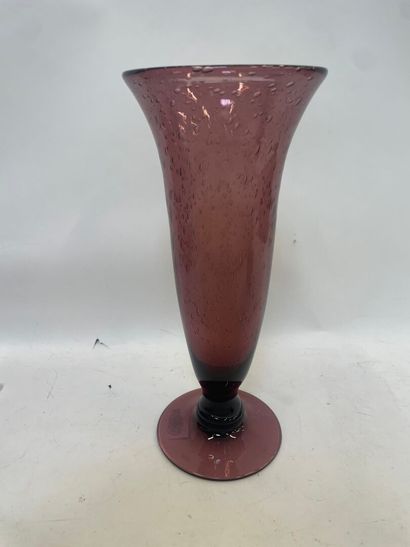 BIOT Vase en verre moulé sur piédouche 
H...