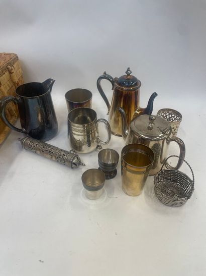 Lot de métal argenté et malle en osier
Dont...