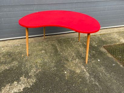 Table basse de forme libre, reposant sur...
