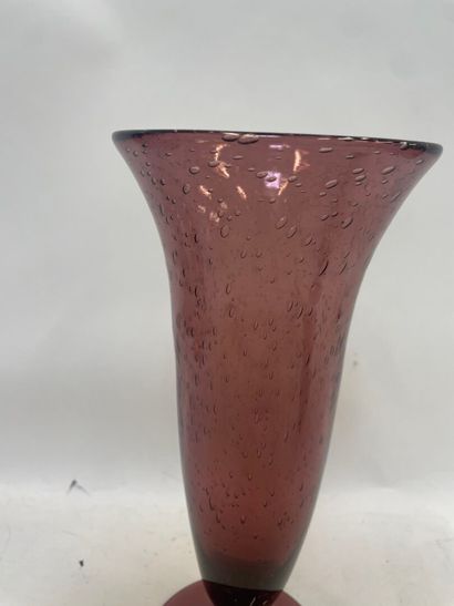 BIOT Vase en verre moulé sur piédouche 
H...