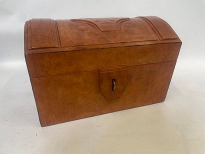Coffret bombé en cuir travail au repoussé...