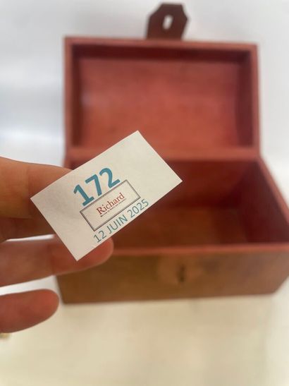 Coffret bombé en cuir travail au repoussé...