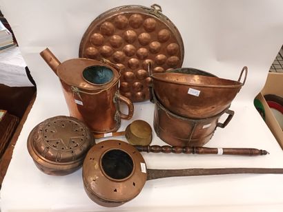 Un lot d'objets en cuivre dont une bassine...