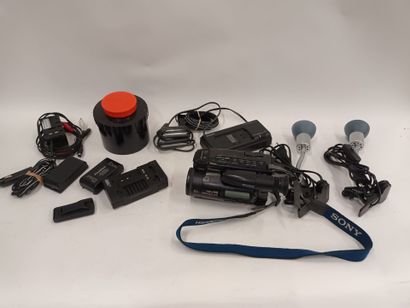 Un lot de matériel de vidéaste, comprenant...