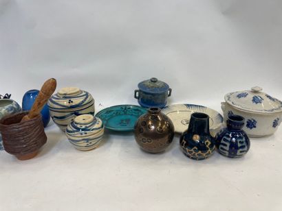 Lot de bibelots diver dont pots couverts,...