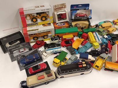 [MINIATURISME]
Fort-lot d'automobiles miniatures,...