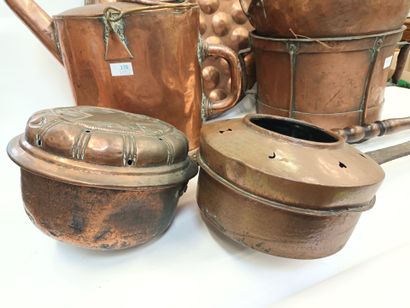 Un lot d'objets en cuivre dont une bassine...