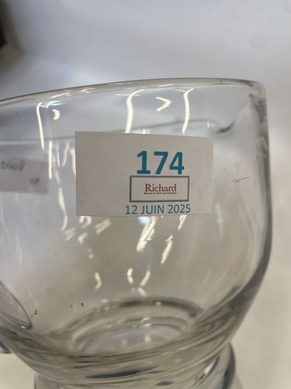 Deux brocs à eau en verre, 
H : 21 et 15...