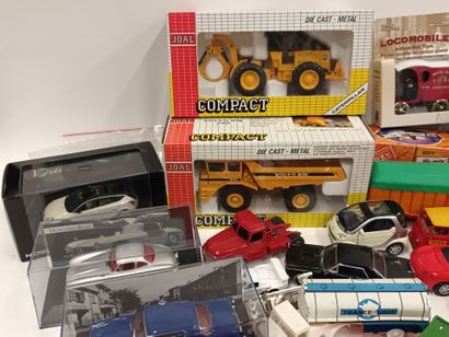 [MINIATURISME]
Fort-lot d'automobiles miniatures,...