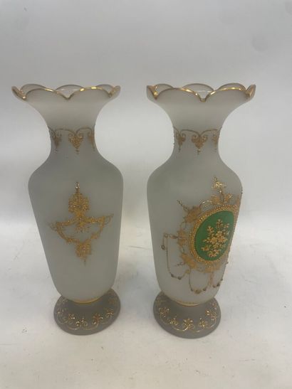 Paire de vases en opaline à décor doré
H...