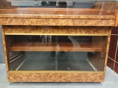 Meuble-vitrine pour le rangement des stylos-plume

100...