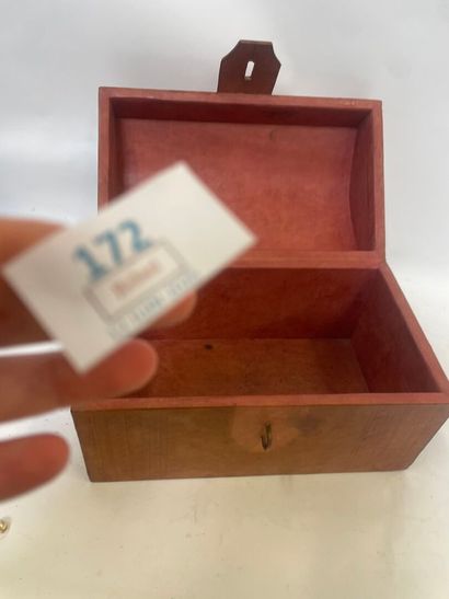 Coffret bombé en cuir travail au repoussé...