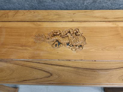 CHINE, Console en bois naturel sculpté en...