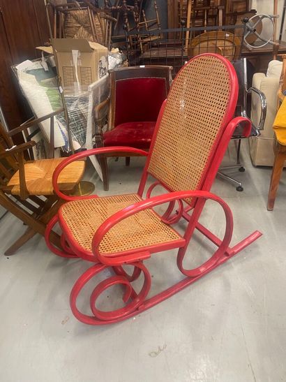 Rocking chair en bois courbé assise cannée
relaqué...