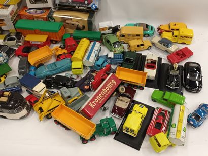 [MINIATURISME]
Fort-lot d'automobiles miniatures,...