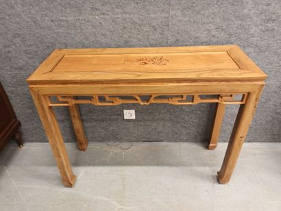 CHINE, Console en bois naturel sculpté en...