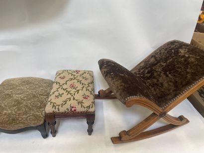 Trois tabourets de pied