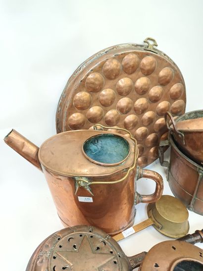 Un lot d'objets en cuivre dont une bassine...