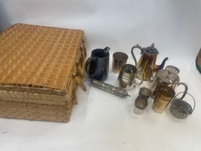 Lot de métal argenté et malle en osier
Dont...