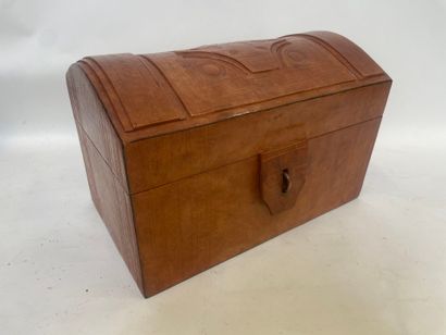 Coffret bombé en cuir travail au repoussé...