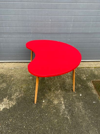 Table basse de forme libre, reposant sur...