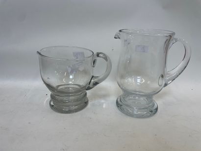 Deux brocs à eau en verre, 
H : 21 et 15...