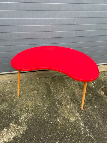 Table basse de forme libre, reposant sur...