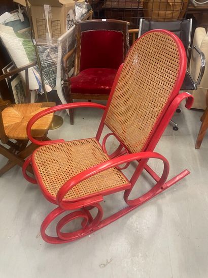 Rocking chair en bois courbé assise cannée
relaqué...