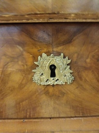 Commode Empire en bois de placage et bronze...