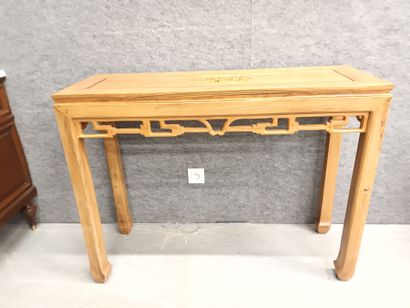 CHINE, Console en bois naturel sculpté en...