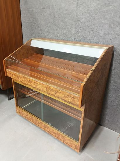Meuble-vitrine pour le rangement des stylos-plume

100...
