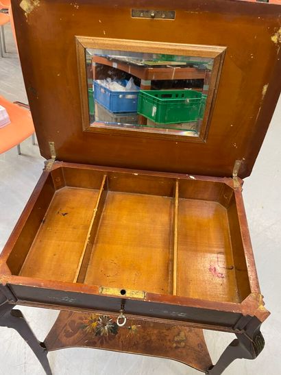 Petite table coiffeuse en bois laqué à déocr...