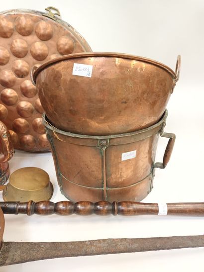 Un lot d'objets en cuivre dont une bassine...