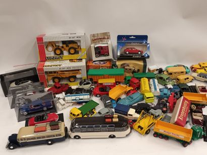 [MINIATURISME]
Fort-lot d'automobiles miniatures,...