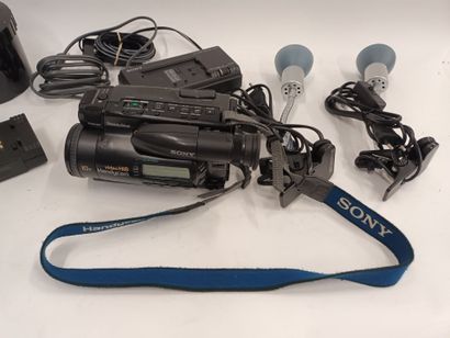 Un lot de matériel de vidéaste, comprenant...