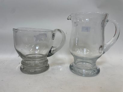 Deux brocs à eau en verre, 
H : 21 et 15...